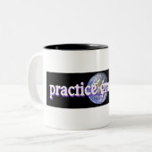 L'esprit passe la tasse de gratitude de pratique (Devant gauche)