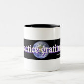 L'esprit passe la tasse de gratitude de pratique (Centre)