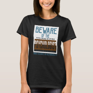 Let op de psycholoog. Eigenaar veronderstelt geen T-shirt