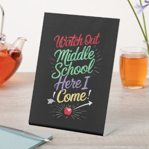 Let op, middelbare school, daar kom ik aan school reclamebord met voetstuk