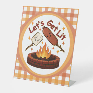 Let's Get Lit Firepit - Schattigee Marshmallow & H Reclamebord Met Voetstuk
