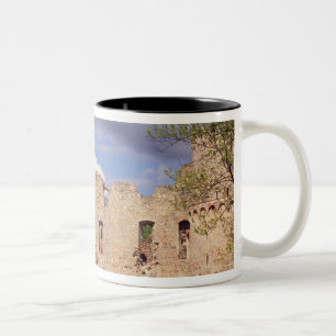 Letse meisjes in traditionele jurk, zingen tweekleurige koffiemok