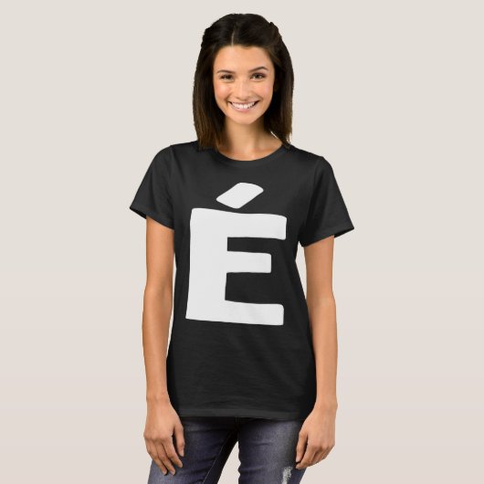 Letter É groot en vet wit T-shirt (Voorkant volledig)