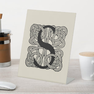 Letter S Celtic Knot Monogram Reclamebord Met Voetstuk