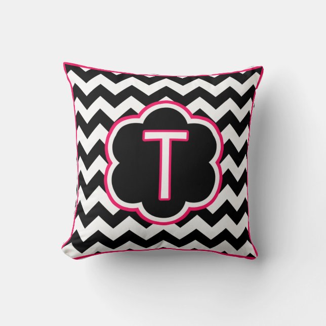 Letter T Zwart en Wit Chevron Monogram Kussen (Voorkant)