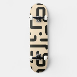 Letterfragmenten op bleke beige achtergrond skateboard