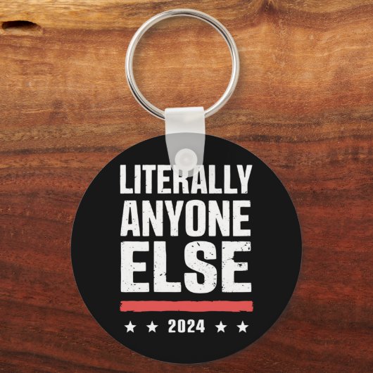 Letterlijk iedereen anders 2024 grappig politiek sleutelhanger (Voorkant)