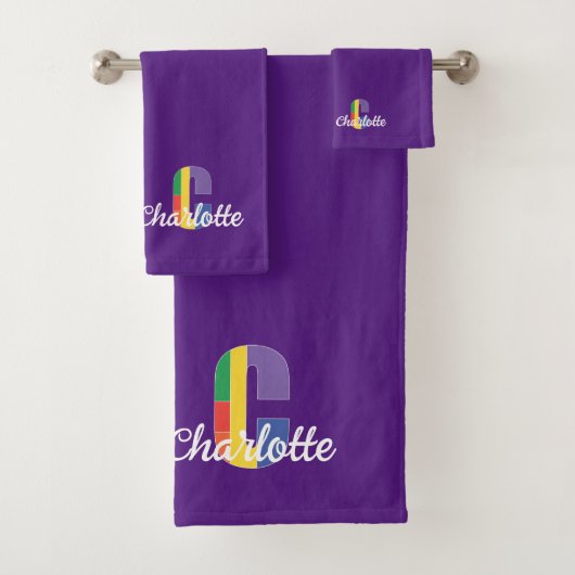 Lettre classique C couleur monogrammée violet (En situation)