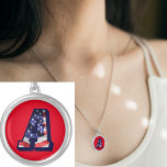 LETTRE Drapeau AMÉRICAINE "A" Collier Rond<br><div class="desc">American Flag Letter "A" Argent Rond Collier Plaqué est un design spécial de ma part. Vous ne trouverez pas cela dans le texte Zazzle. Profitez des lettres de l'alphabet qui a le drapeau américain dans l'arrière - plan. Ceux-ci font de beaux cadeaux avec l'initiale ou le monogramme d'une personne. Modifiez...</div>