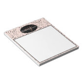 Lettre élégante en or rose sur bloc-notes noir (Incliné)