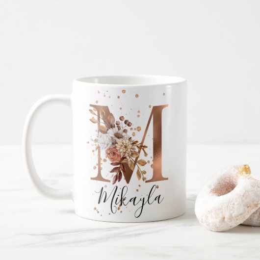LETTRE FLEURIE DE cuivre M Monogramme Café Mug (Avec donut)