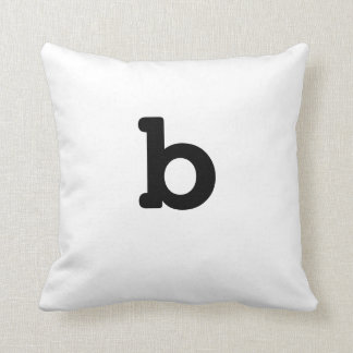 Lettre minuscule b de coussin noir et blanc