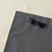 Lettre ondulée orange P serviette de plage gris (En situation)