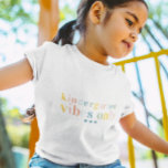 Lettres arc-en-ciel colorées | 1er jour de l'école<br><div class="desc">Ce t-shirt de retour à l'école est décoré de lettres arc-en-ciel sucrées qui peuvent être personnalisées à n'importe quel grade. Avec une typographie moderne et tendance, avec votre choix de personnalisation. Un accessoire photo parfait pour une journée très spéciale et ensuite pour avoir comme gardien après ! Le design peut...</div>