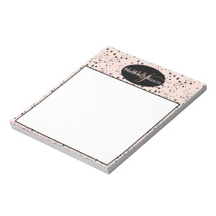 Lettres élégantes en or rose sur bloc-notes noir