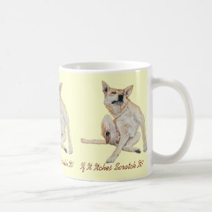 Leuk afbeelding van jeukende hond krabben met slog koffiemok