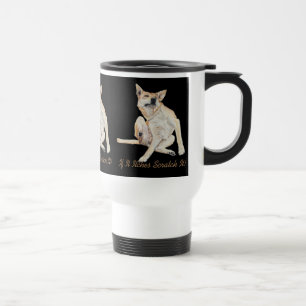 Leuk afbeelding van jeukende hond krabben met slog reisbeker