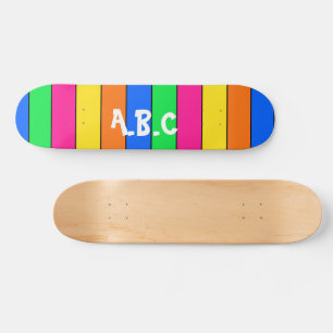 LEUK HELDER GEKLEURD STRIPY PATROON MET INITIALEN SKATEBOARD