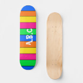 LEUK HELDER GEKLEURD STRIPY PATROON MET INITIALEN SKATEBOARD (Voorkant)