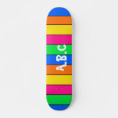 LEUK HELDER GEKLEURD STRIPY PATROON MET INITIALEN SKATEBOARD (Voorkant)