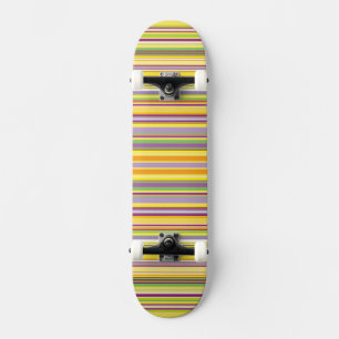 Leuk kleurrijk strepen ontwerp skateboard