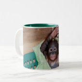 Leuke Baby Hallo Orangutan Wave Tweekleurige Koffiemok (Voorkant links)