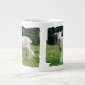 Leuke Baby Sheep Muddy Face in Meadow Jumbo Beker (Voorkant)