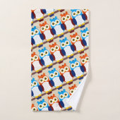 Leuke bruine en blauwe uilen op takken bad handdoek (Handdoek)