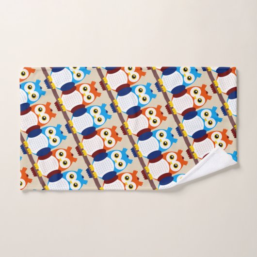 Leuke bruine en blauwe uilen op takken bad handdoek (Handdoek)