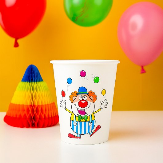 Leuke circus clown jongleren ballen papieren bekers