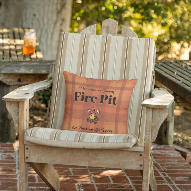 Leuke familienaam Fire Pit gepersonaliseerd Buitenkussen (Stoel)