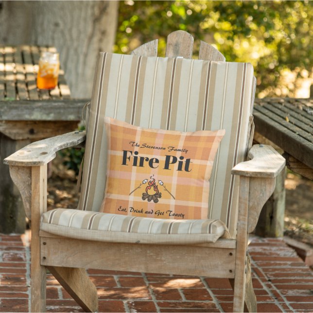 Leuke familienaam Fire Pit gepersonaliseerd Buitenkussen (Stoel)