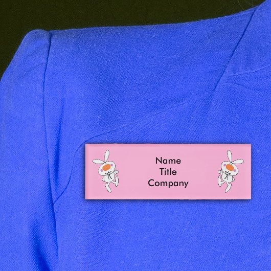 Leuke Fluitende Witte Bunnies op Hot Pink Naambadge