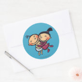 Leuke geïllustreerde peuters knuffelen ronde sticker (Envelop)