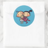 Leuke geïllustreerde peuters knuffelen ronde sticker (Tas)