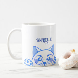 Leuke gelukkige kat met ronde glazen koffiemok