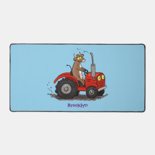 Leuke gelukkige koe die een rode tractor bestuurt bureaumat