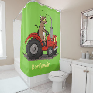 Leuke gelukkige koe die een rode tractor bestuurt douchegordijn