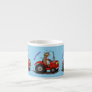 Leuke gelukkige koe die een rode tractor bestuurt espresso kop