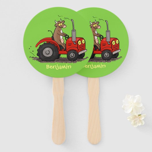 Leuke gelukkige koe die een rode tractor bestuurt handwaaier (Voorkant en achterkant)