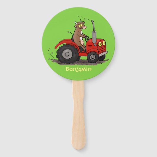 Leuke gelukkige koe die een rode tractor bestuurt handwaaier (Voorkant)