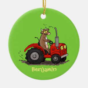 Leuke gelukkige koe die een rode tractor bestuurt keramisch ornament