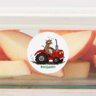 Leuke gelukkige koe die een rode tractor bestuurt  labels
