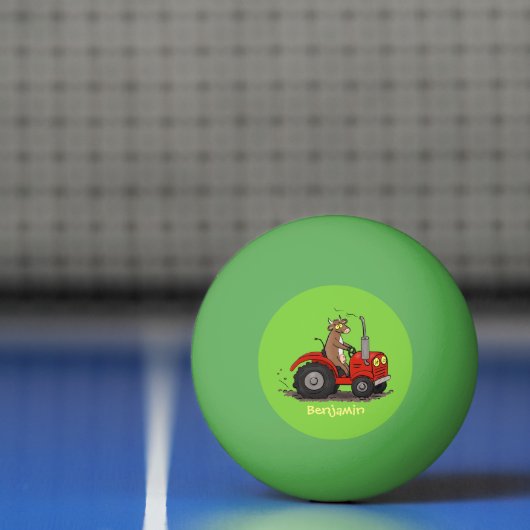 Leuke gelukkige koe die een rode tractor bestuurt pingpongballen (Net)