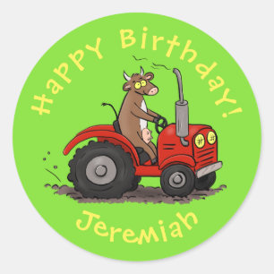 Leuke gelukkige koe die een rode tractor bestuurt  ronde sticker