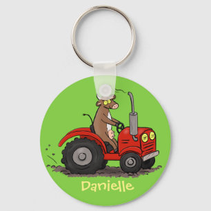 Leuke gelukkige koe die een rode tractor bestuurt  sleutelhanger