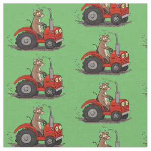Leuke gelukkige koe die een rode tractor bestuurt  stof