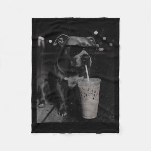 Leuke grappige pitbull drinkende ijskoude koffie l fleece deken