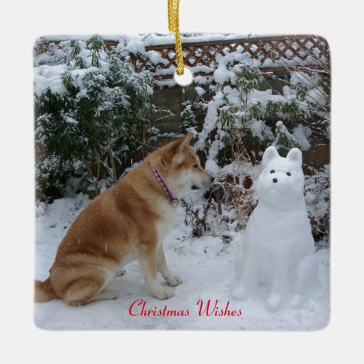 Leuke hond zit met sneeuwpop met kerst keramisch ornament (Voorkant)