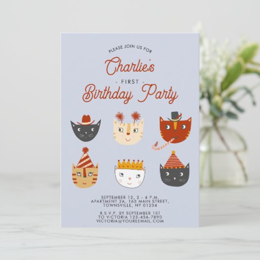 Leuke kat Gepersonaliseerde 1e Verjaardagsfeestuit Kaart (Staand voorkant)